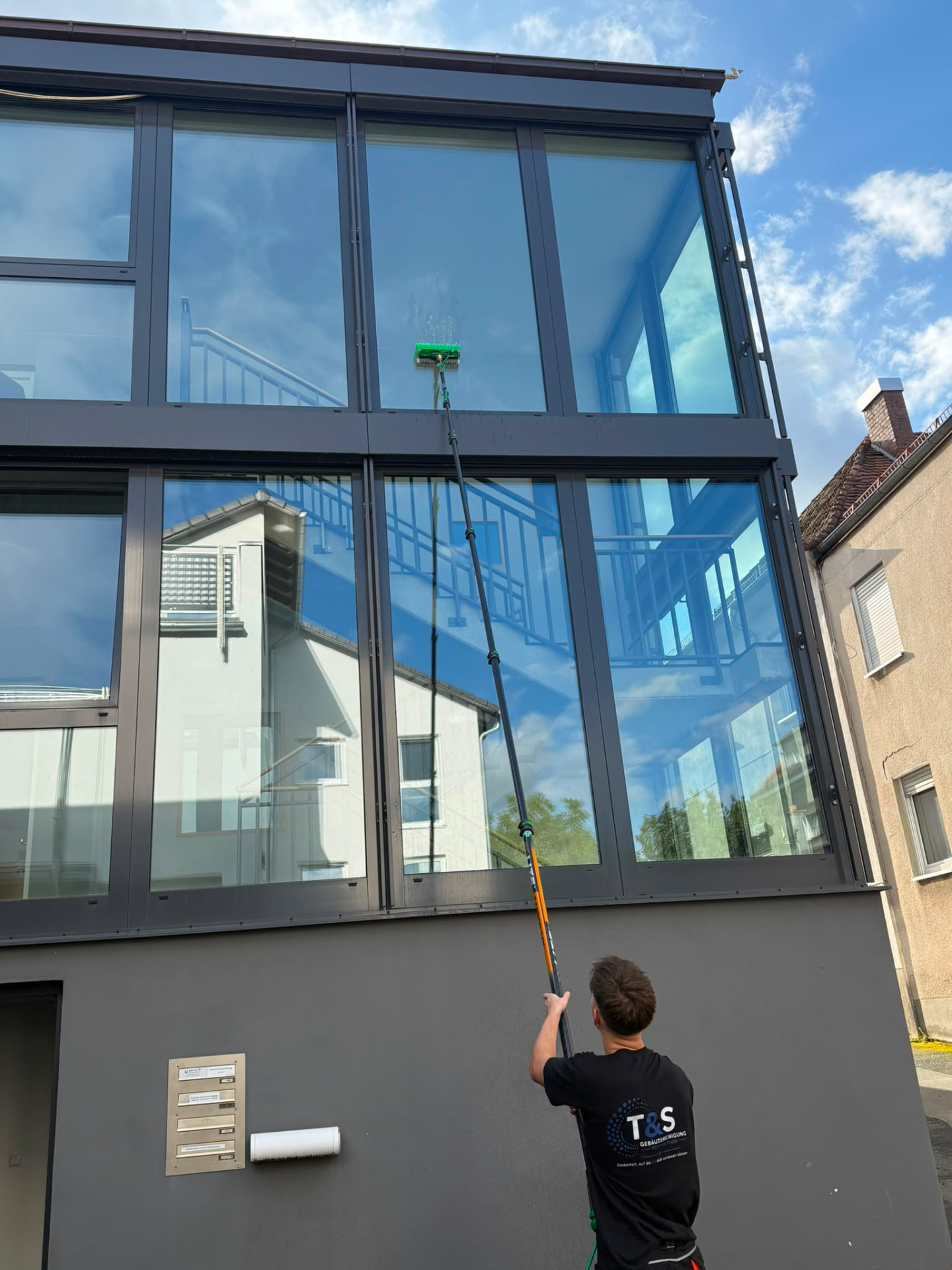 Glasfassade im Mehrfamilienhaus – Glasreinigung